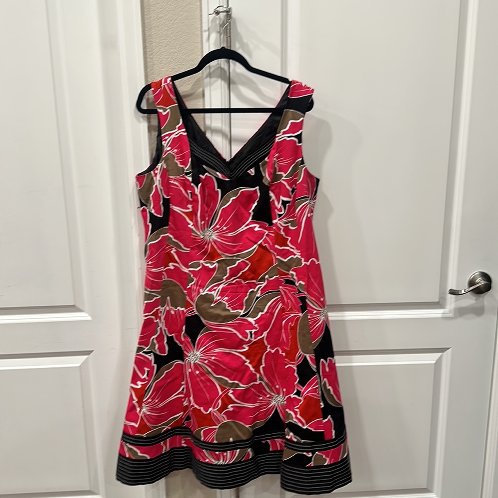 Nine West 18W Sleeveless Dress. Large, fun red/pink flowers on a black base.